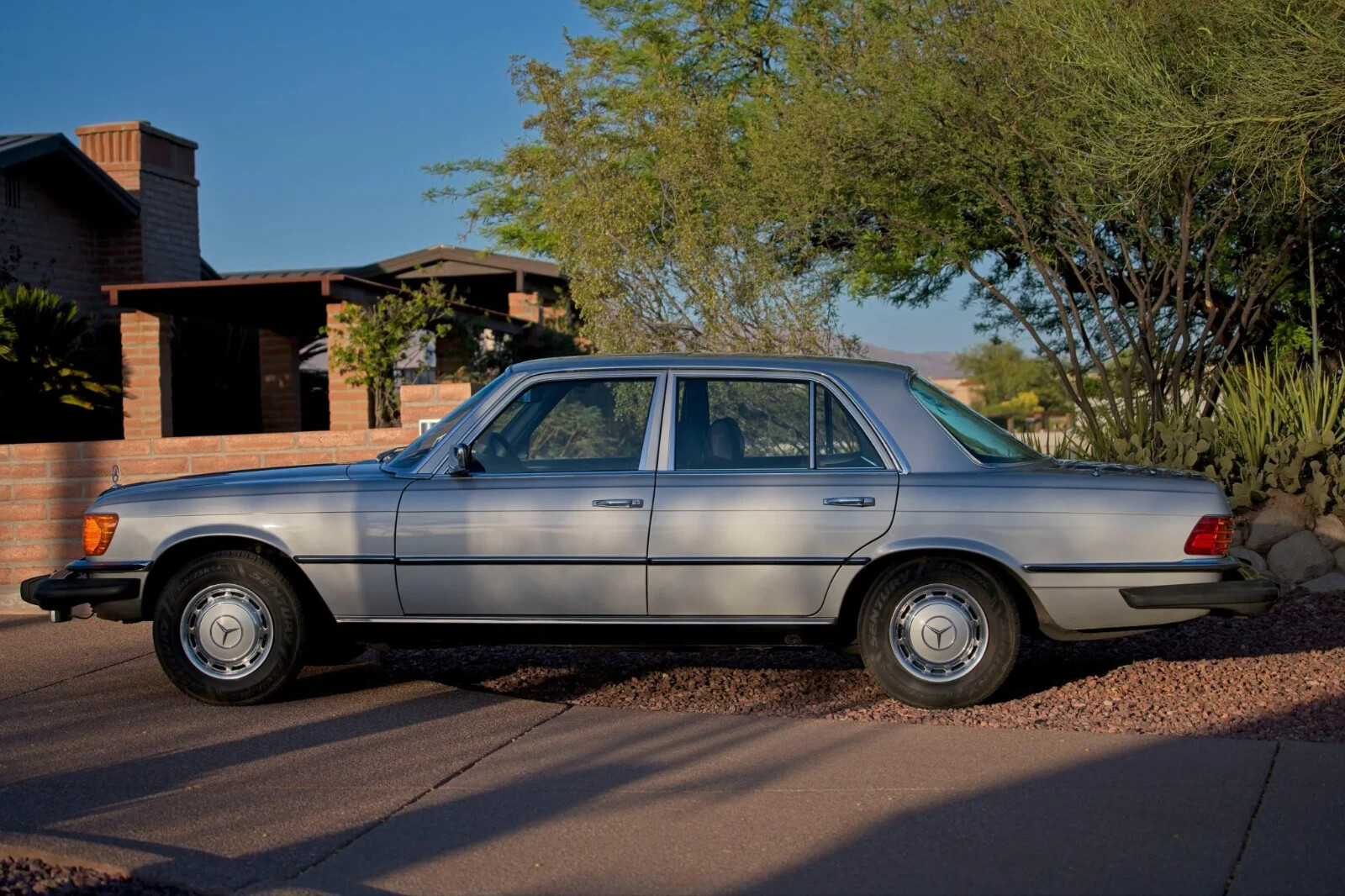 Mercedes-Benz-Other-1975-Sedan-5