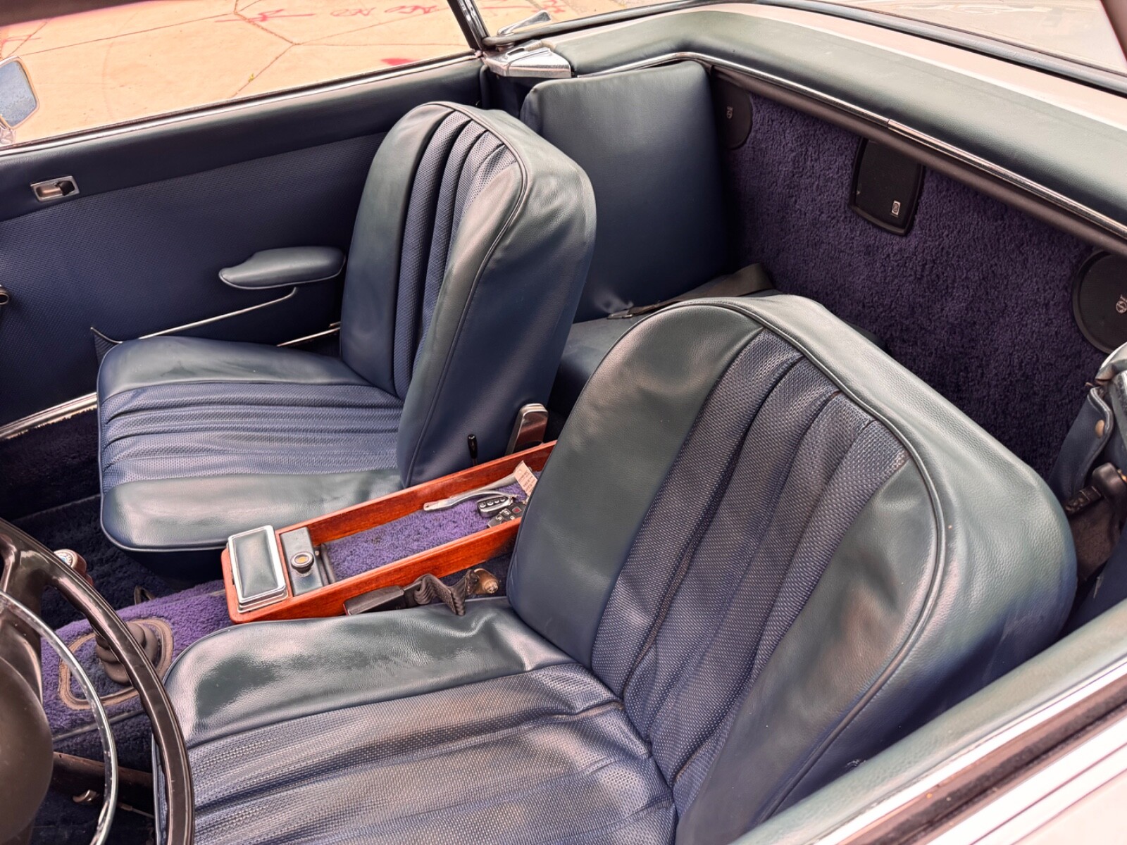 Mercedes-Benz-SL-Class-1966-Convertible-12