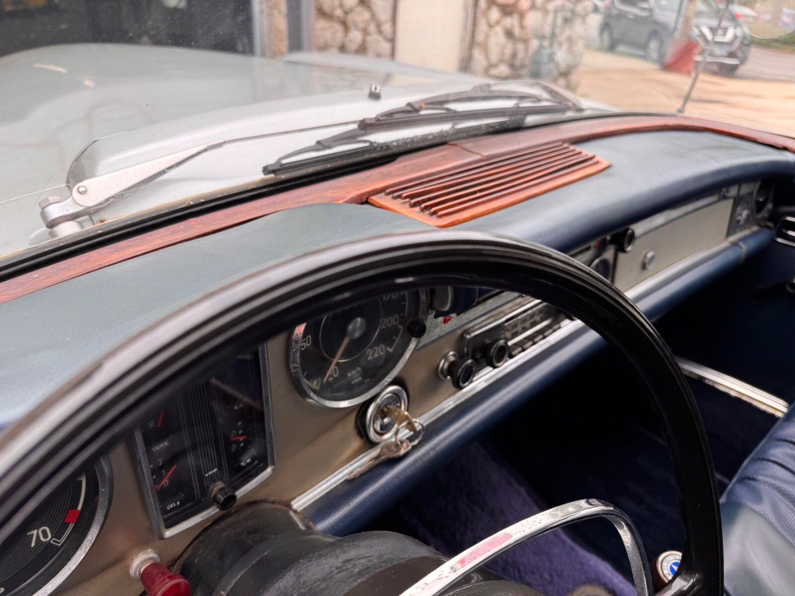 Mercedes-Benz-SL-Class-1966-Convertible-14