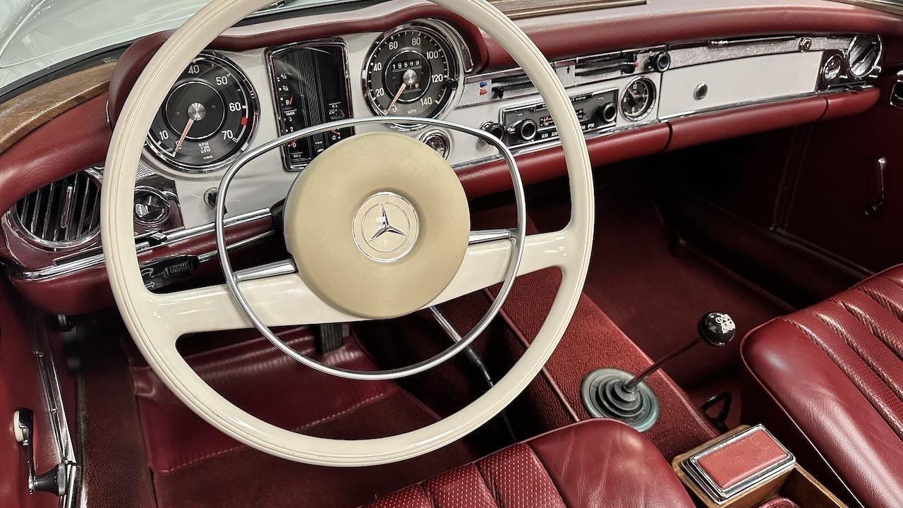 Mercedes-Benz-SL-Class-1968-25