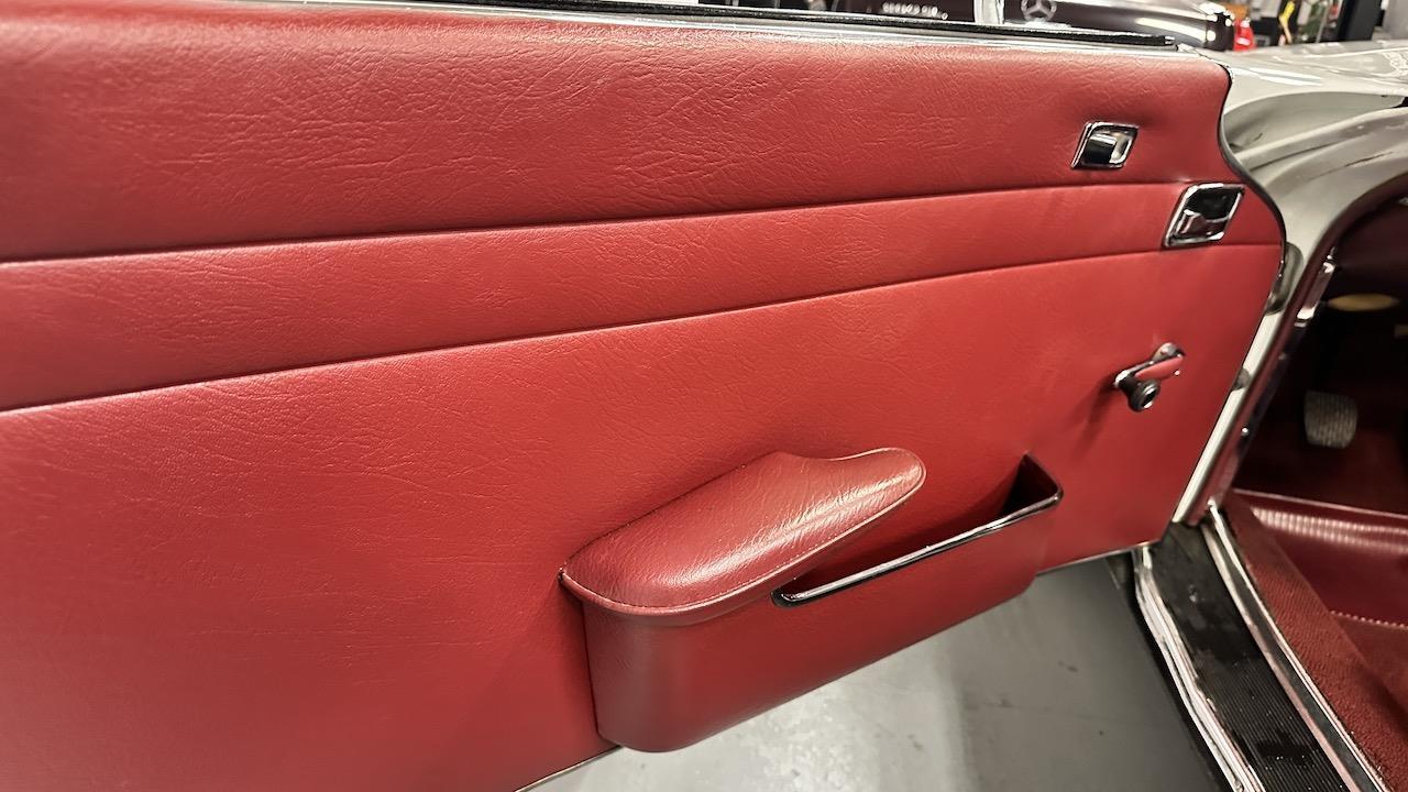Mercedes-Benz-SL-Class-1968-27