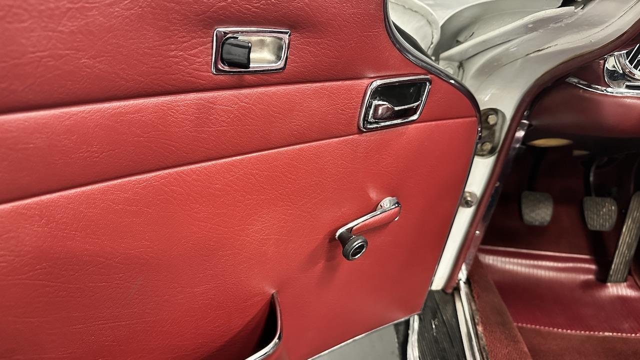 Mercedes-Benz-SL-Class-1968-28