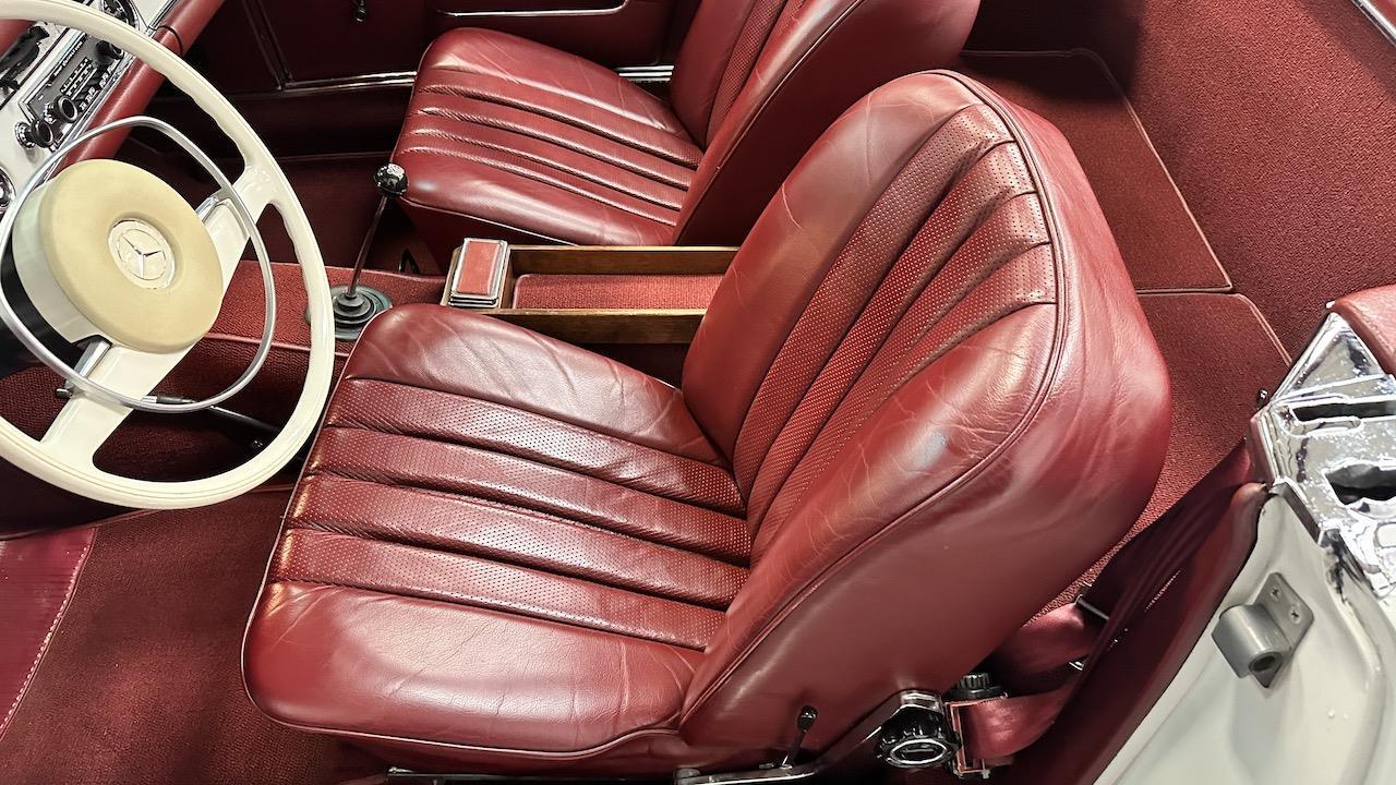 Mercedes-Benz-SL-Class-1968-30