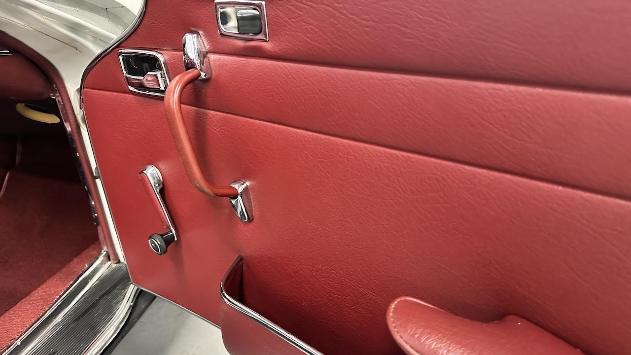 Mercedes-Benz-SL-Class-1968-38