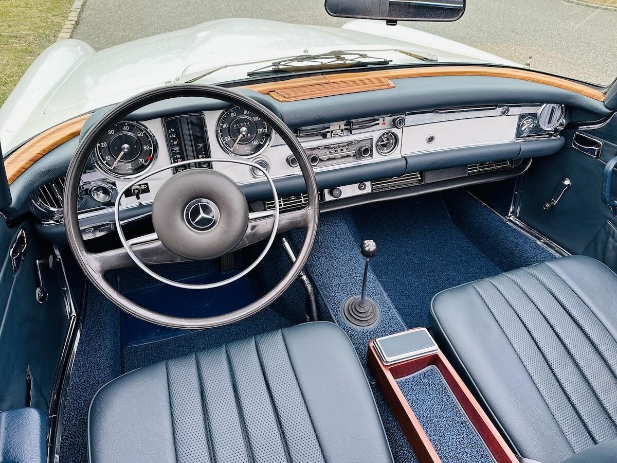 Mercedes-Benz-SL-Class-1969-Convertible-35