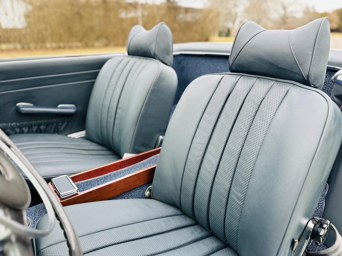 Mercedes-Benz-SL-Class-1969-Convertible-39