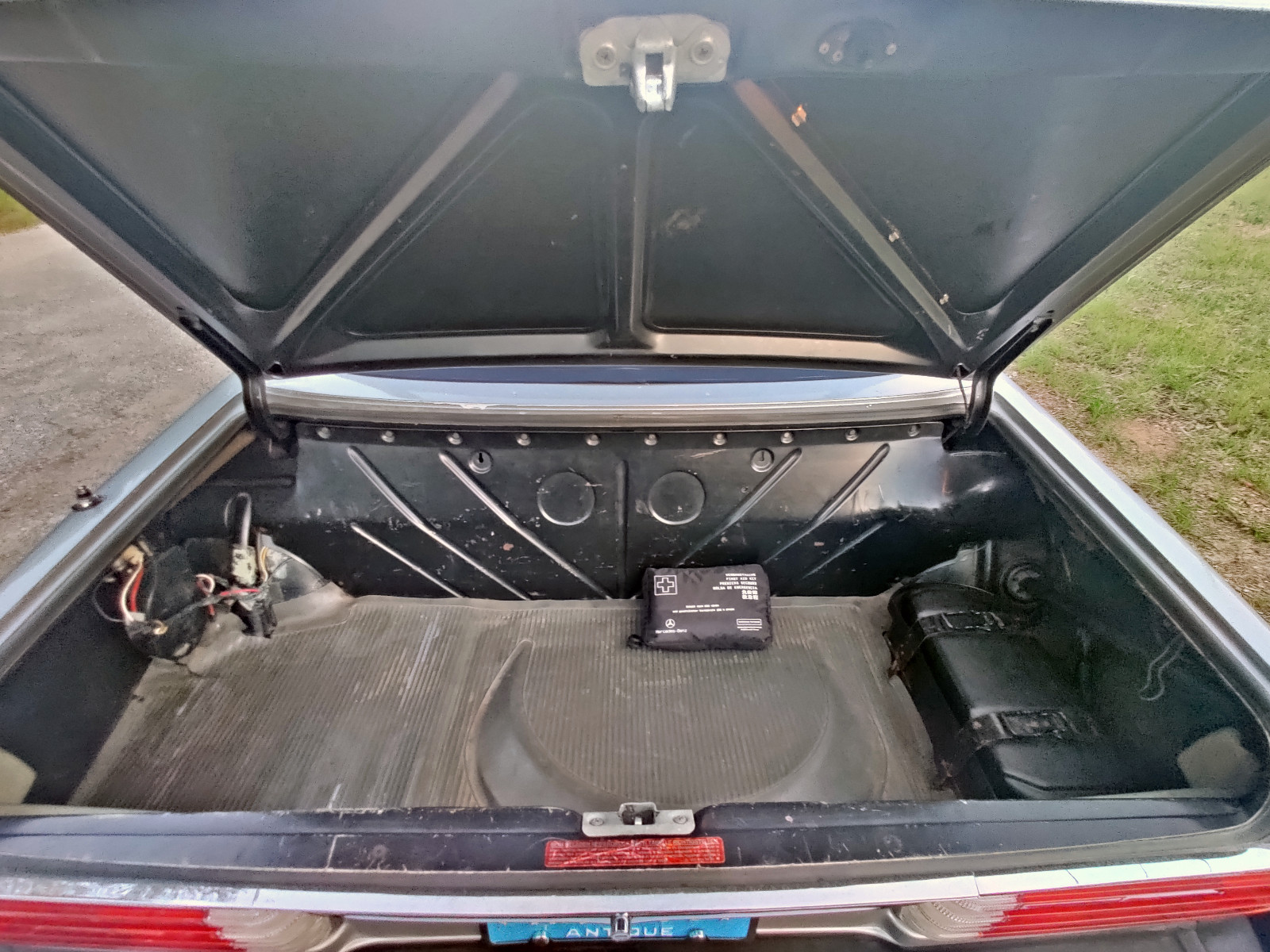 Mercedes-Benz-SL-Class-1975-Convertible-11
