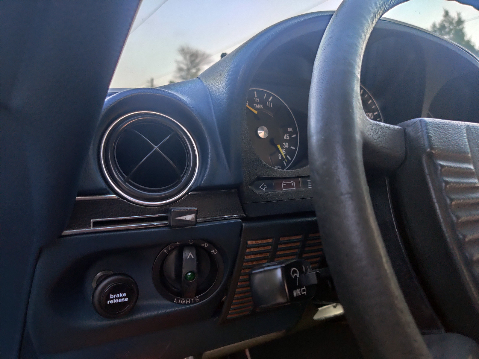 Mercedes-Benz-SL-Class-1975-Convertible-16