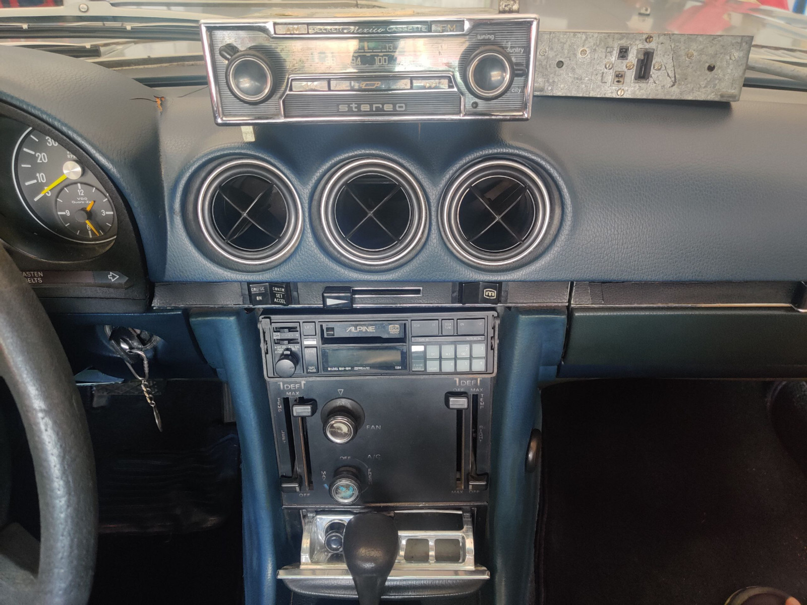 Mercedes-Benz-SL-Class-1975-Convertible-17