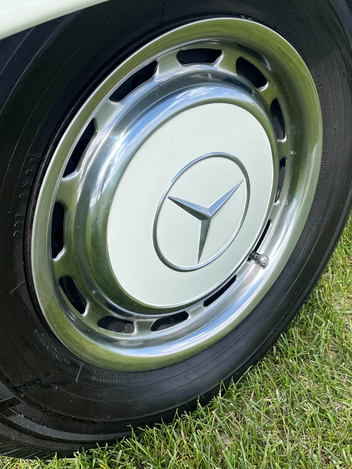 Mercedes-Benz-SL-Class-1975-Convertible-22