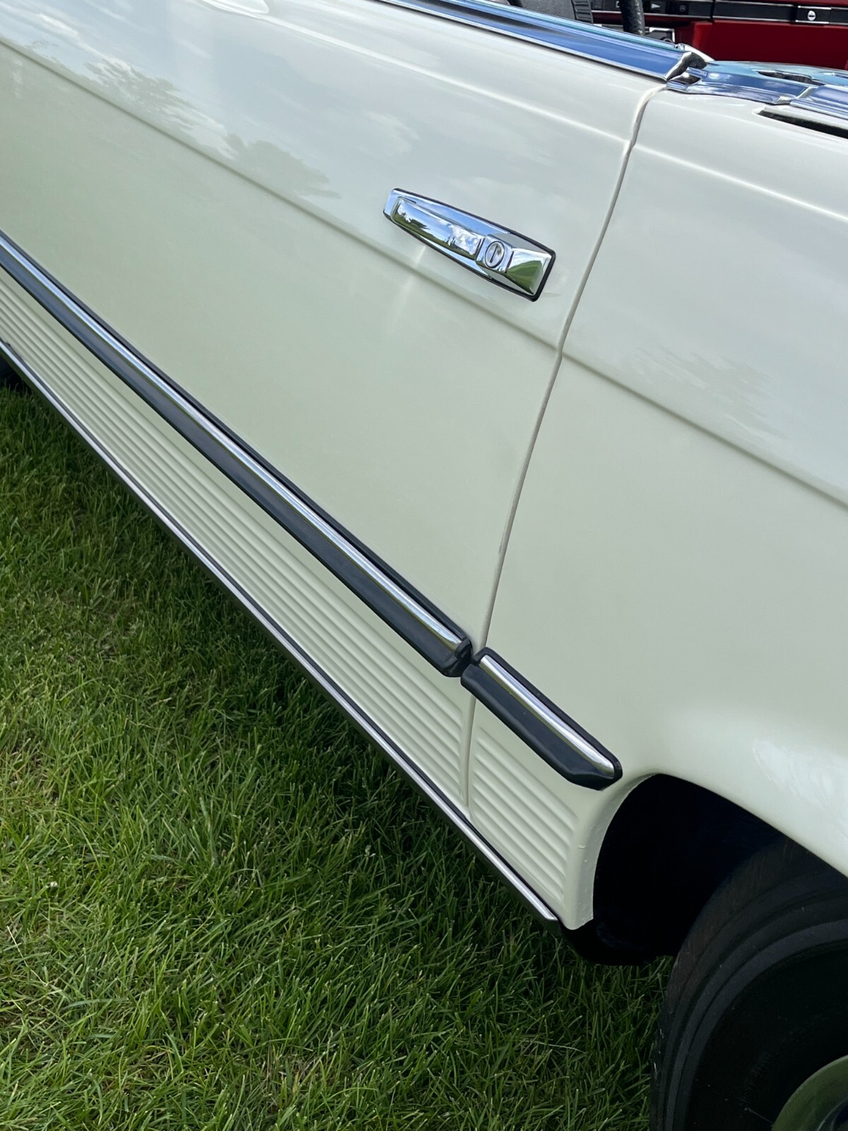 Mercedes-Benz-SL-Class-1975-Convertible-30