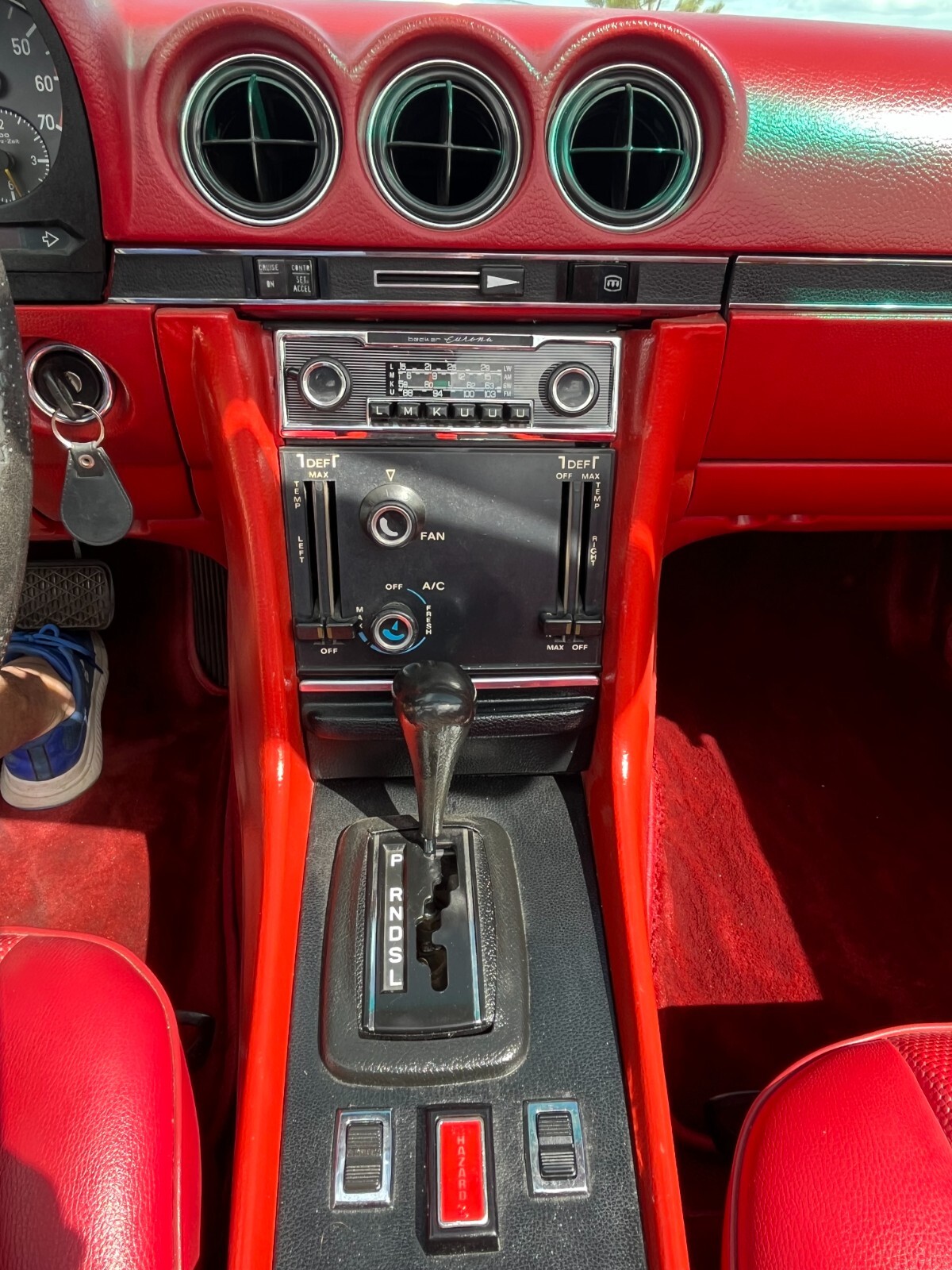 Mercedes-Benz-SL-Class-1975-Convertible-7