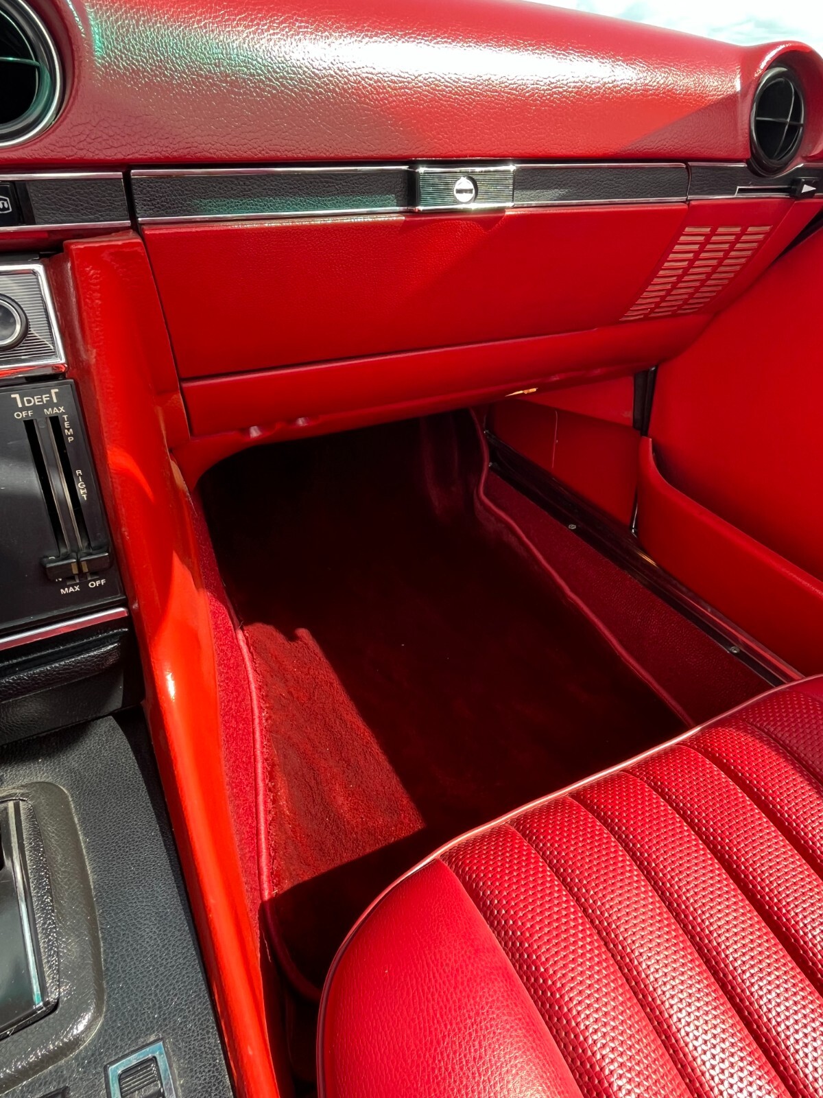 Mercedes-Benz-SL-Class-1975-Convertible-8