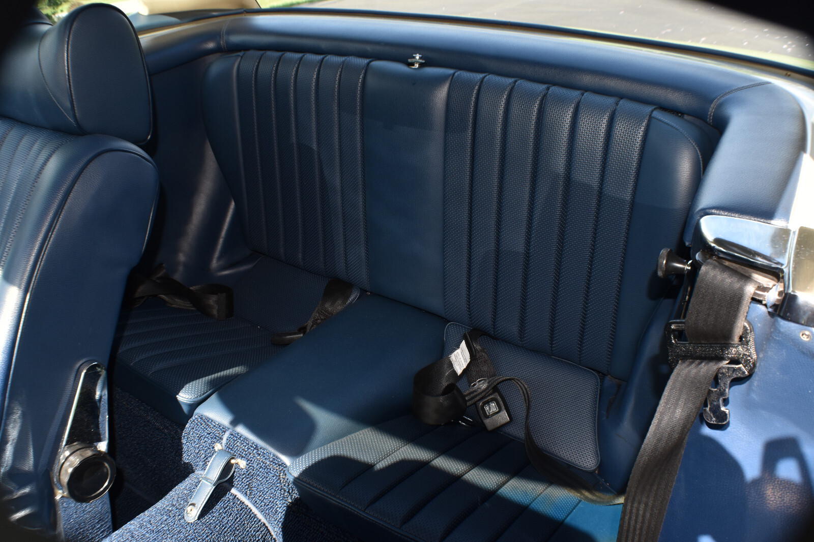 Mercedes-Benz-SL-Class-1976-Convertible-25