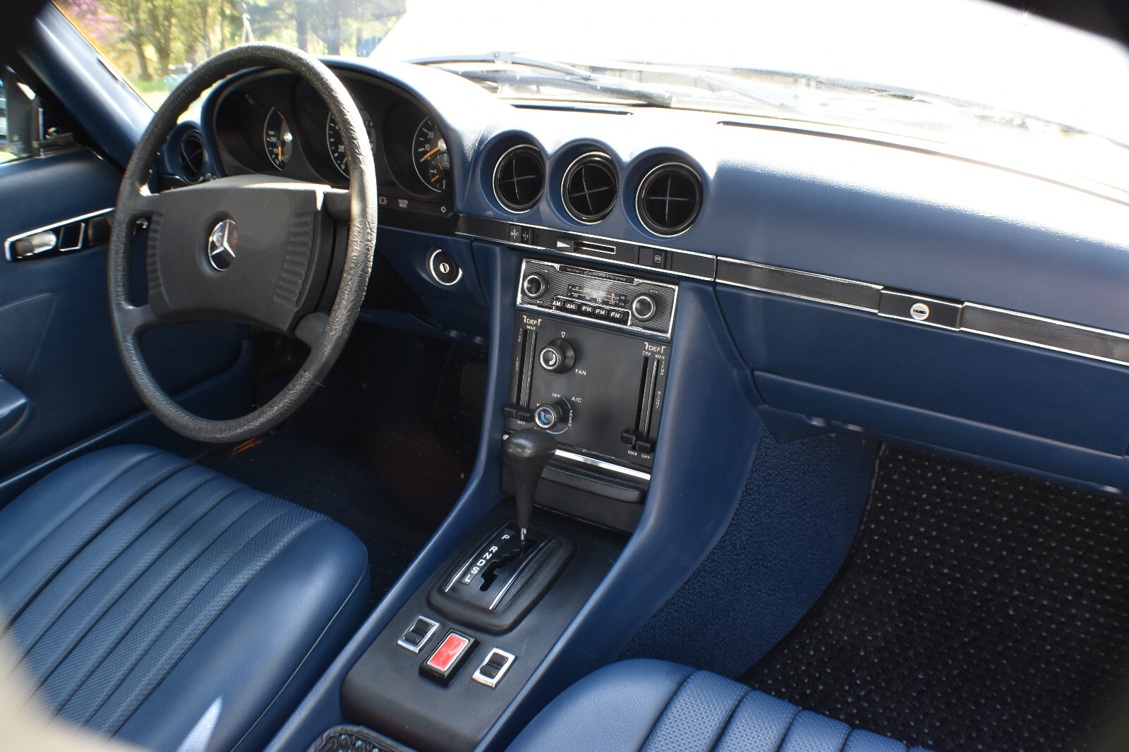 Mercedes-Benz-SL-Class-1976-Convertible-28
