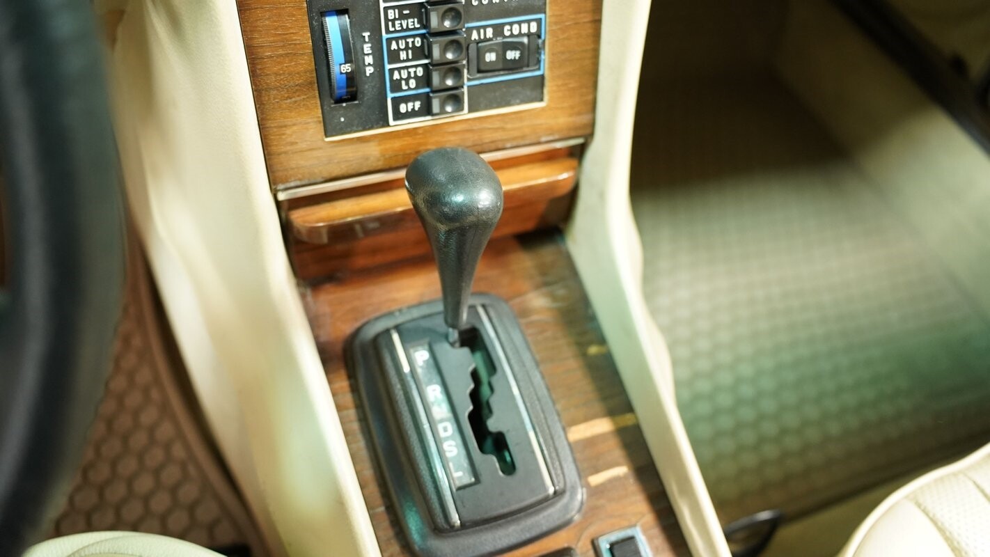 Mercedes-Benz-SL-Class-1979-Convertible-33