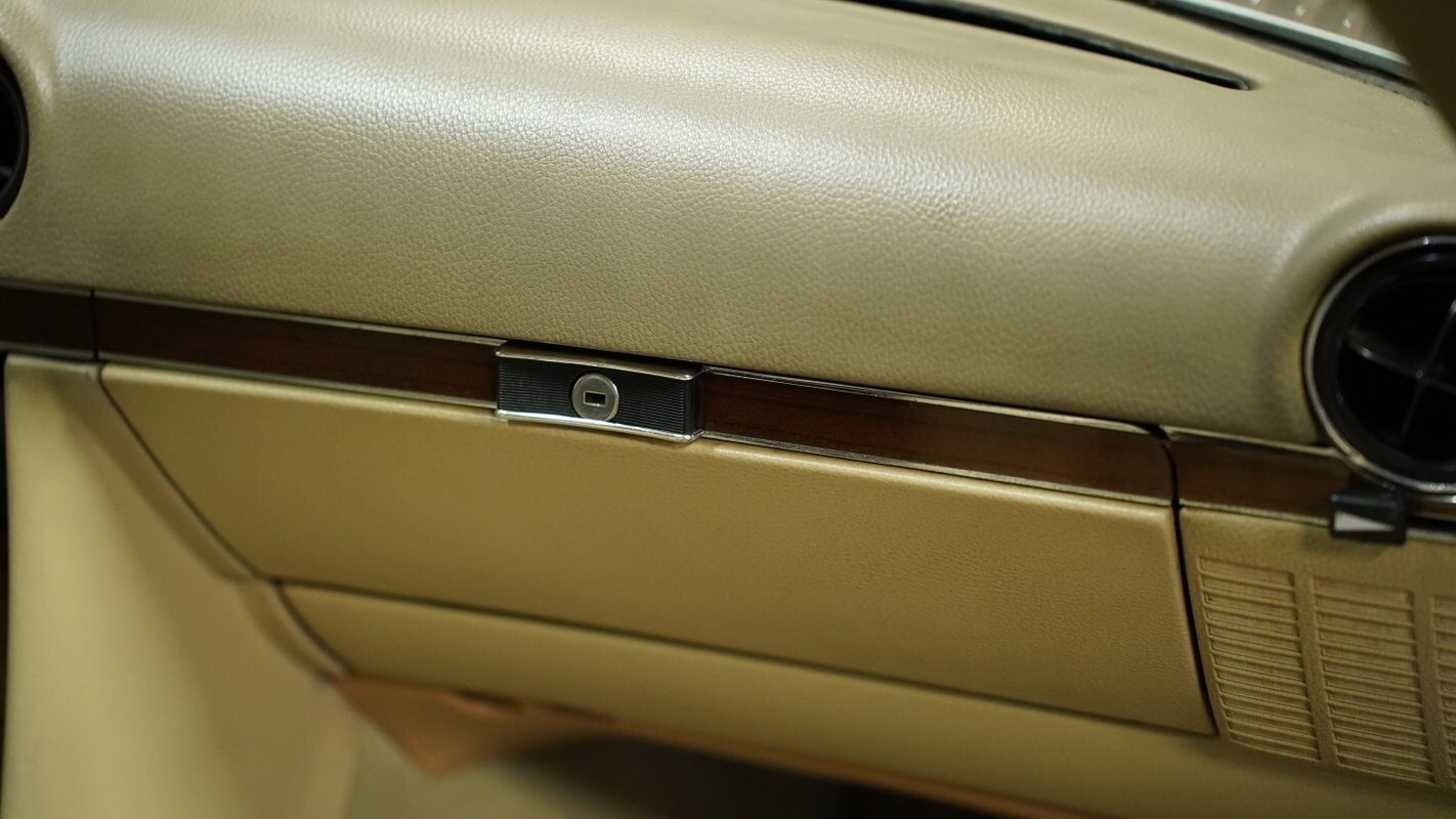 Mercedes-Benz-SL-Class-1979-Convertible-38