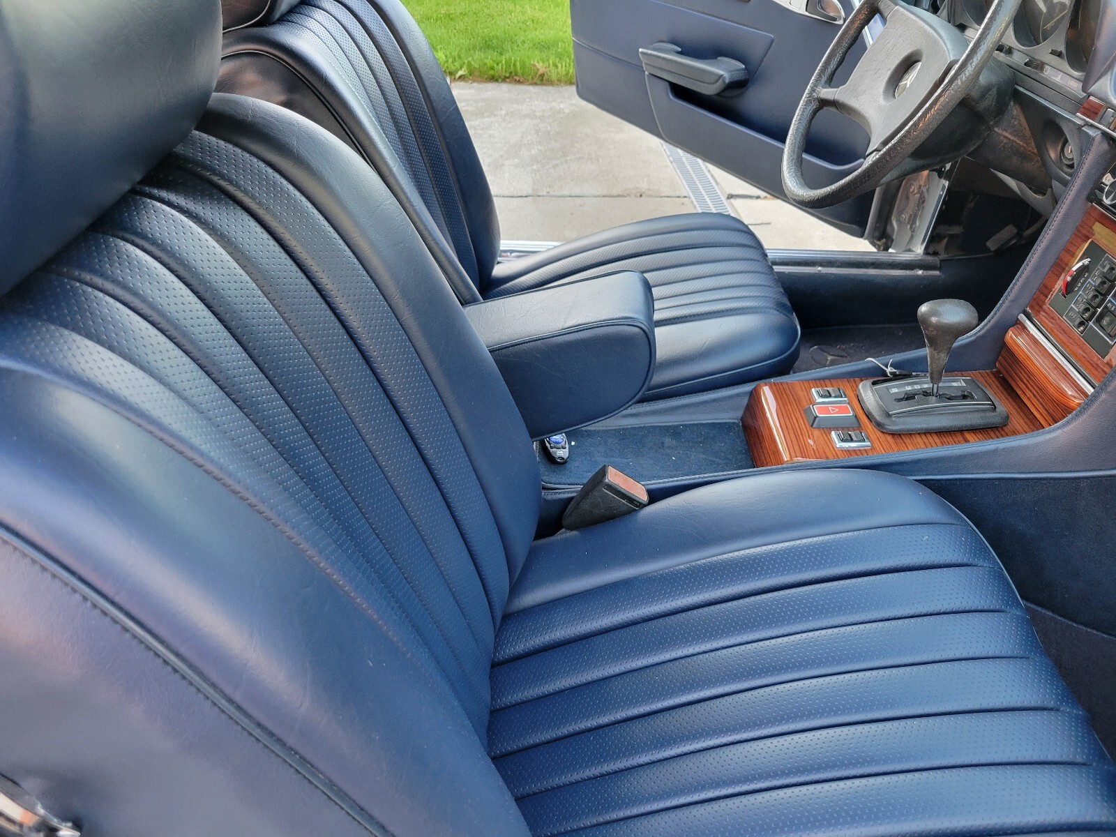 Mercedes-Benz-SL-Class-1981-12