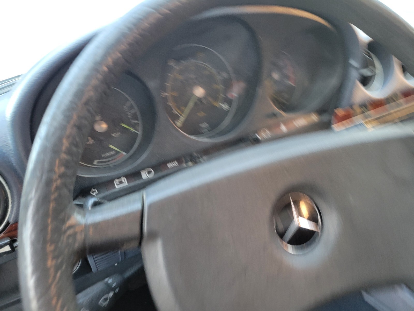 Mercedes-Benz-SL-Class-1981-20