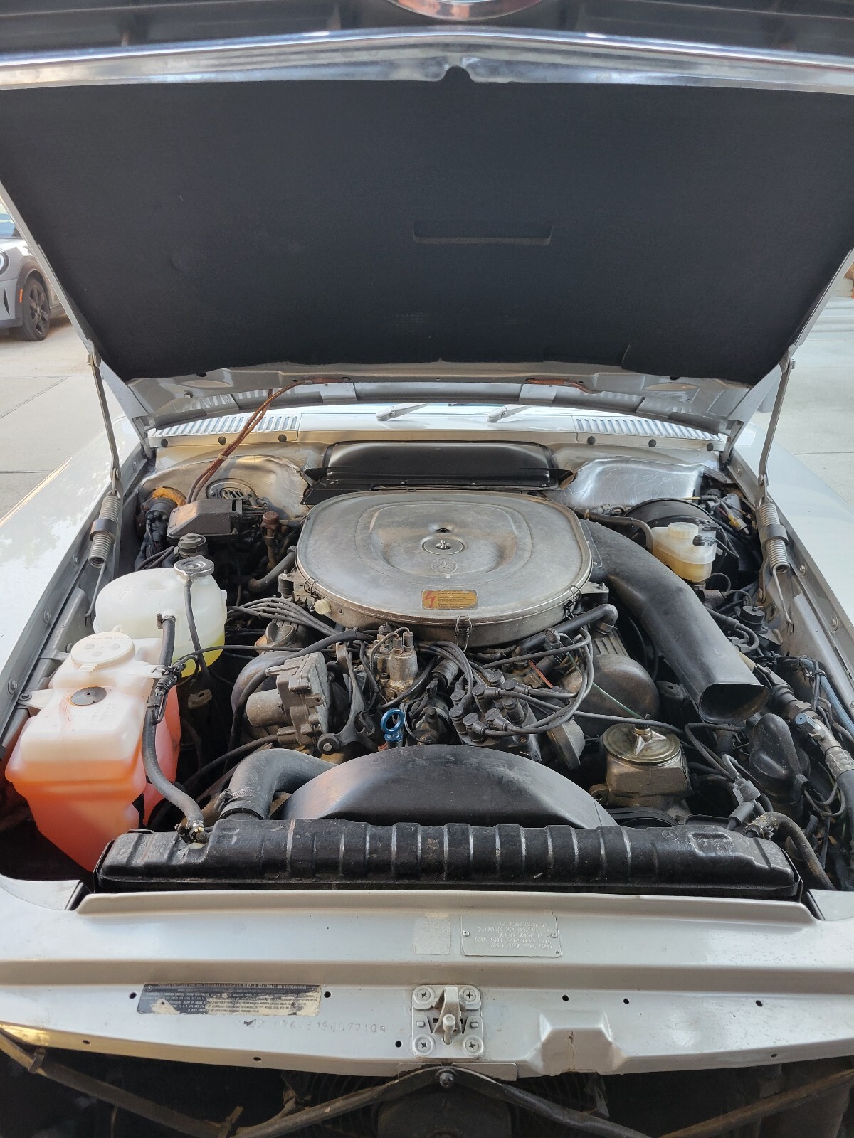 Mercedes-Benz-SL-Class-1981-25