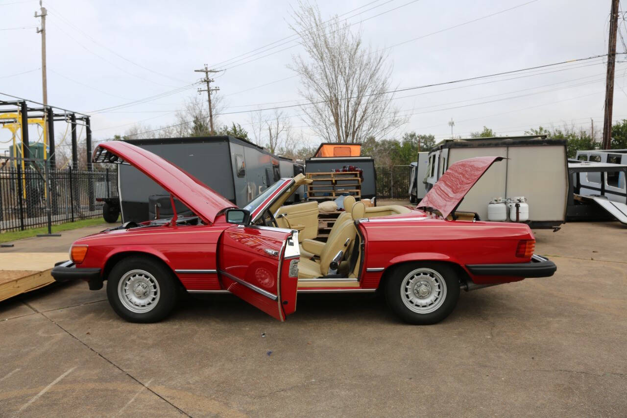 Mercedes-Benz-SL-Class-1981-Convertible-21