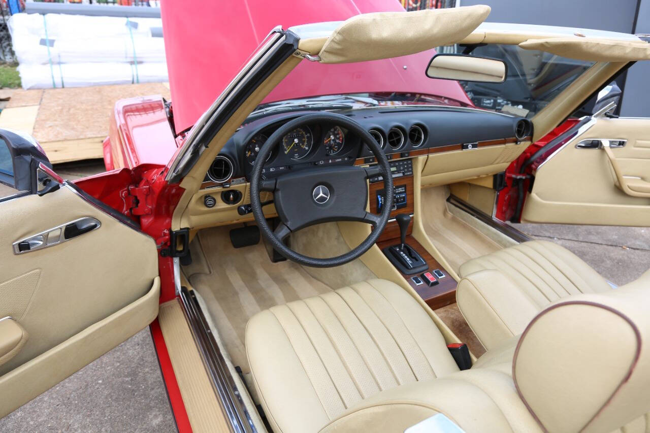 Mercedes-Benz-SL-Class-1981-Convertible-23