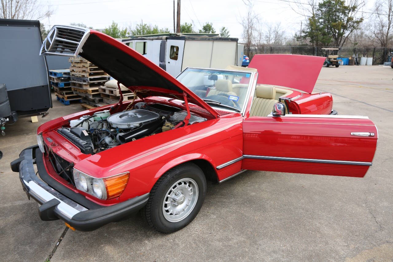 Mercedes-Benz-SL-Class-1981-Convertible-25