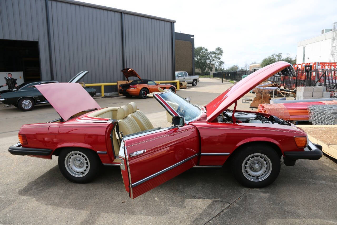 Mercedes-Benz-SL-Class-1981-Convertible-32