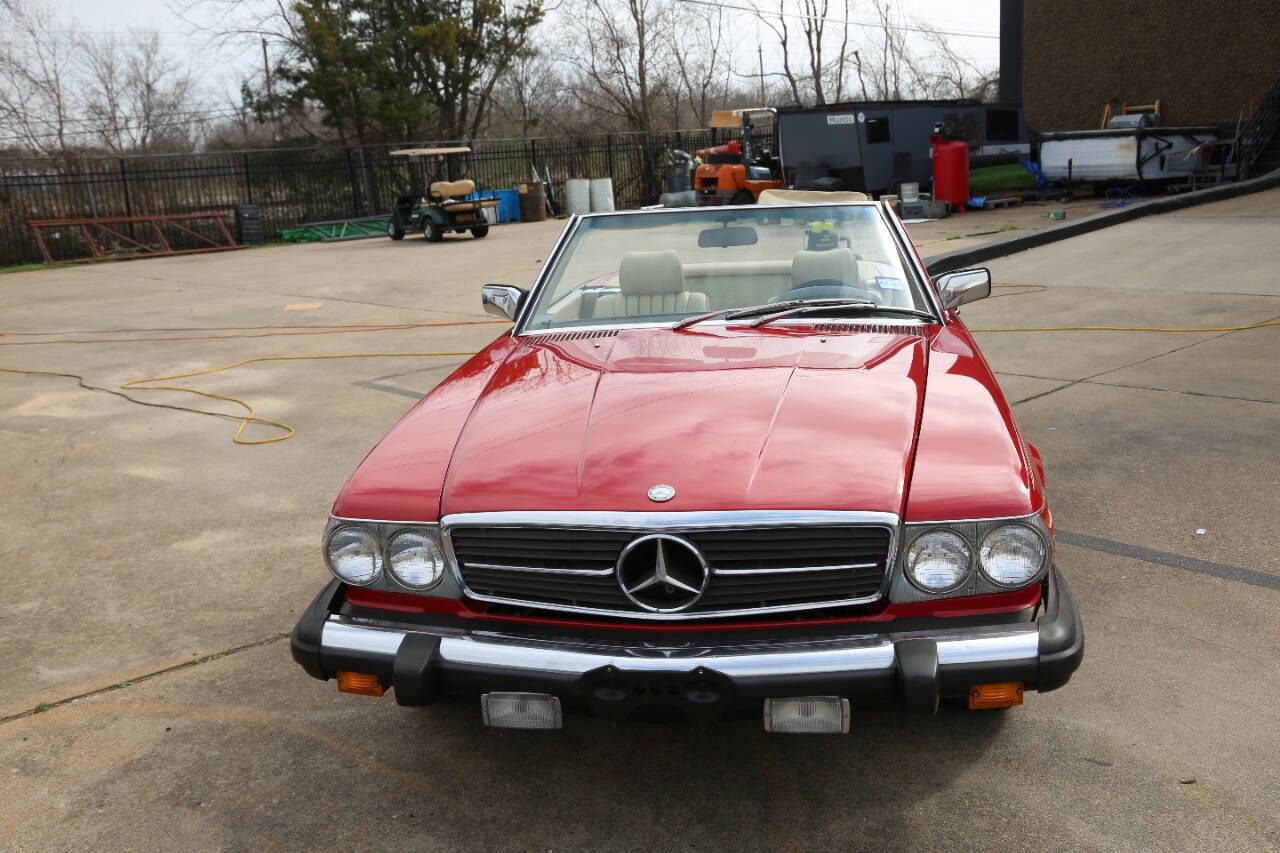 Mercedes-Benz-SL-Class-1981-Convertible-35
