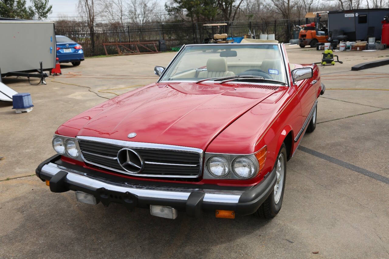 Mercedes-Benz-SL-Class-1981-Convertible-36