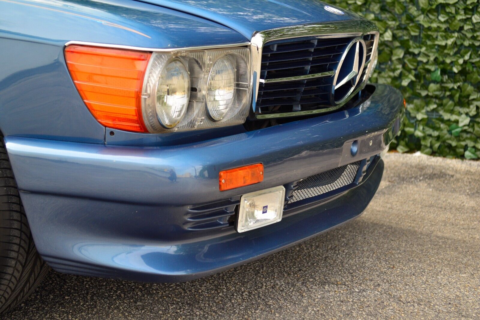 Mercedes-Benz-SL-Class-1984-Convertible-13