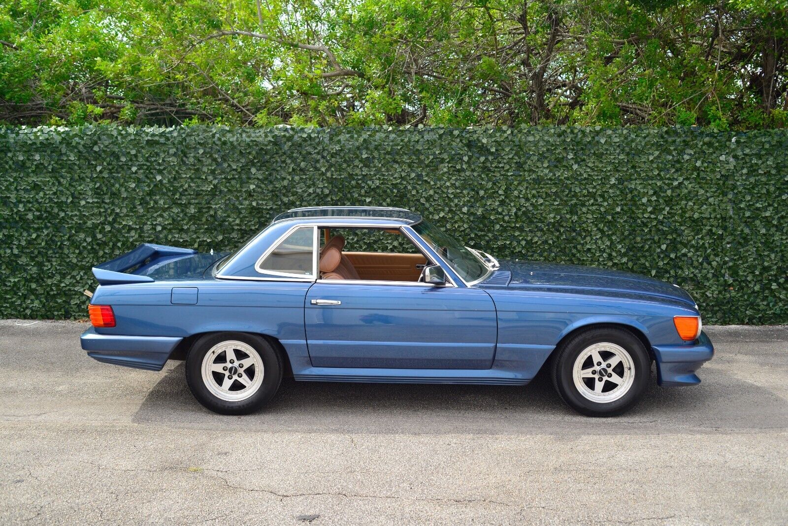 Mercedes-Benz-SL-Class-1984-Convertible-2