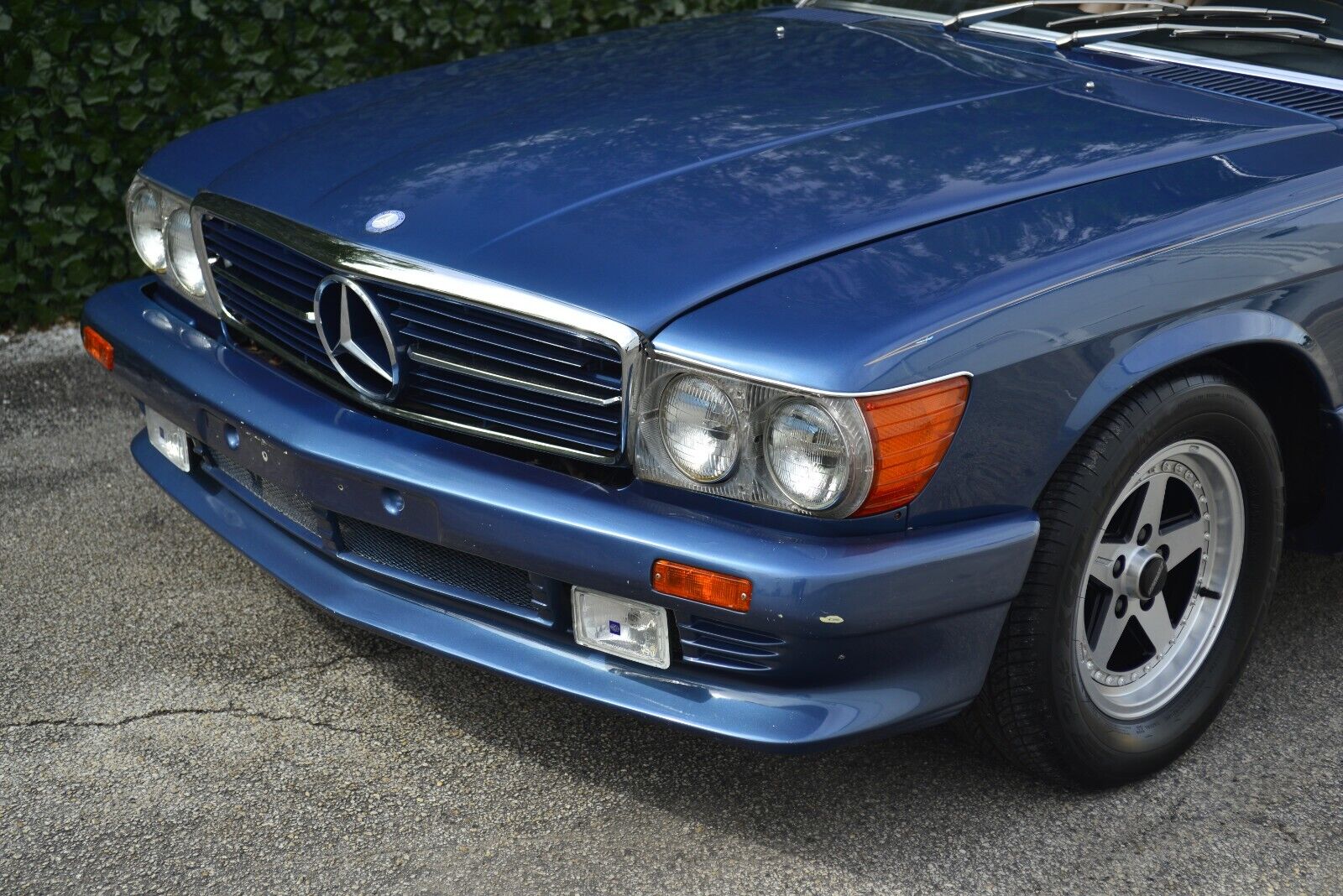 Mercedes-Benz-SL-Class-1984-Convertible-23