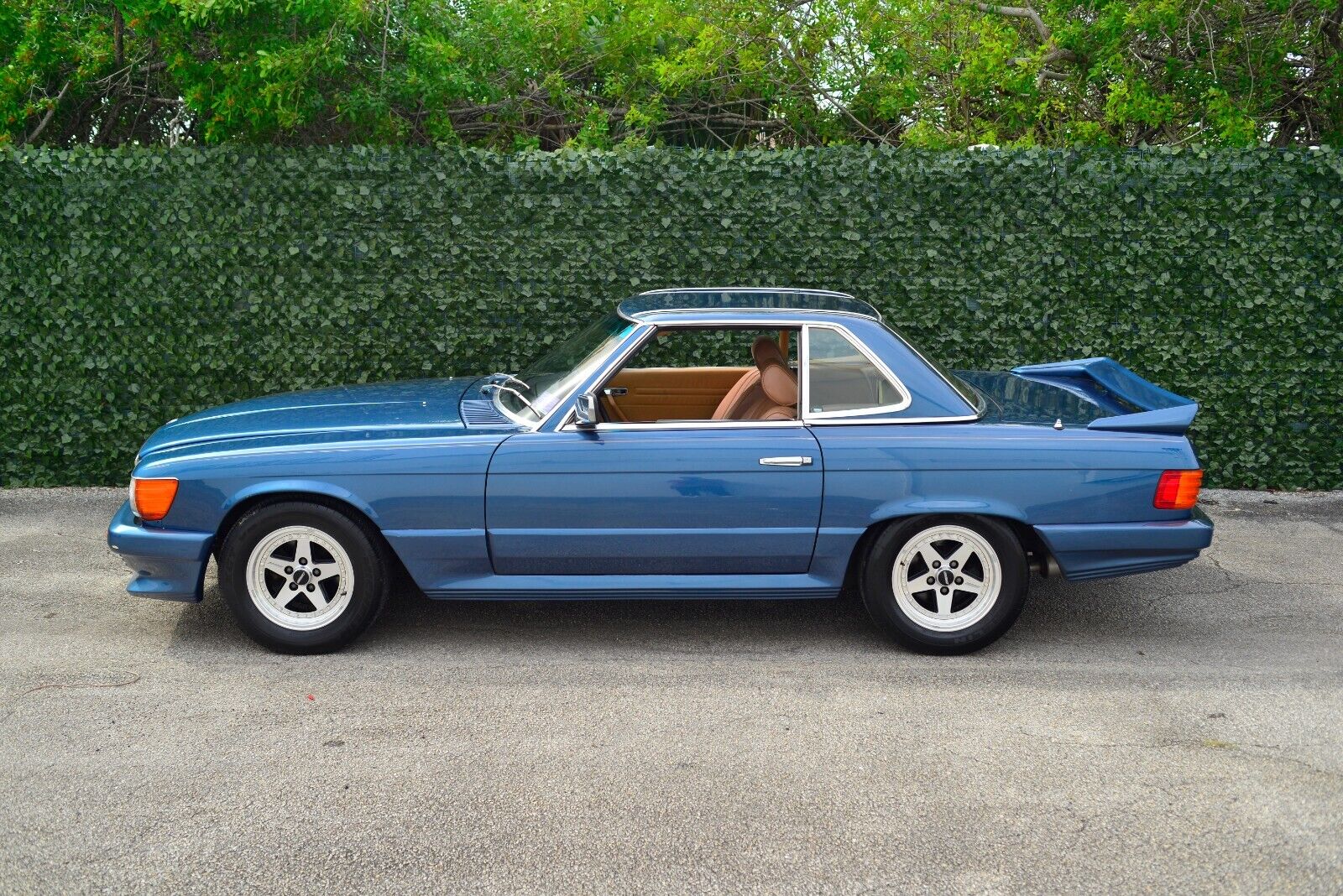 Mercedes-Benz-SL-Class-1984-Convertible-24
