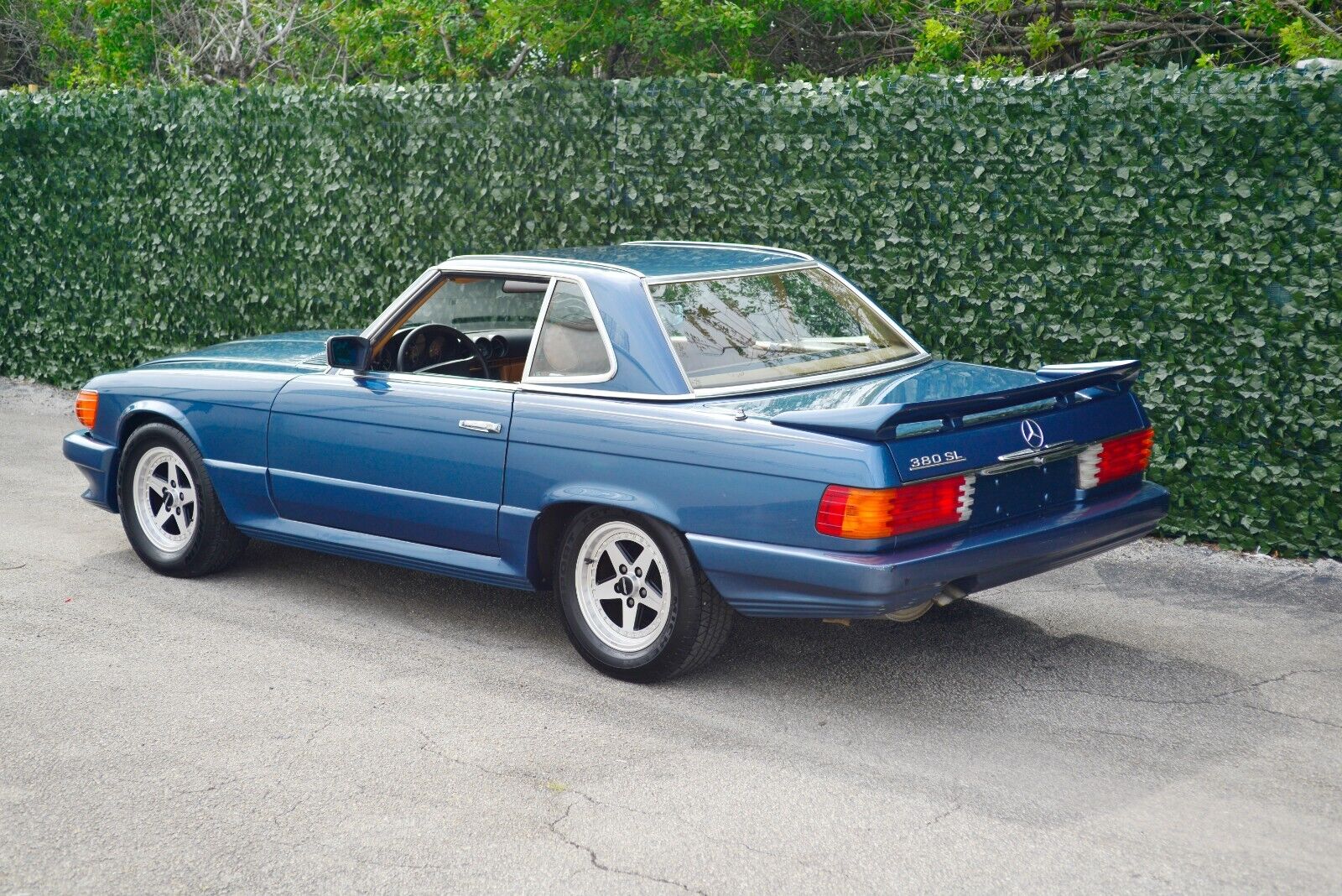 Mercedes-Benz-SL-Class-1984-Convertible-25