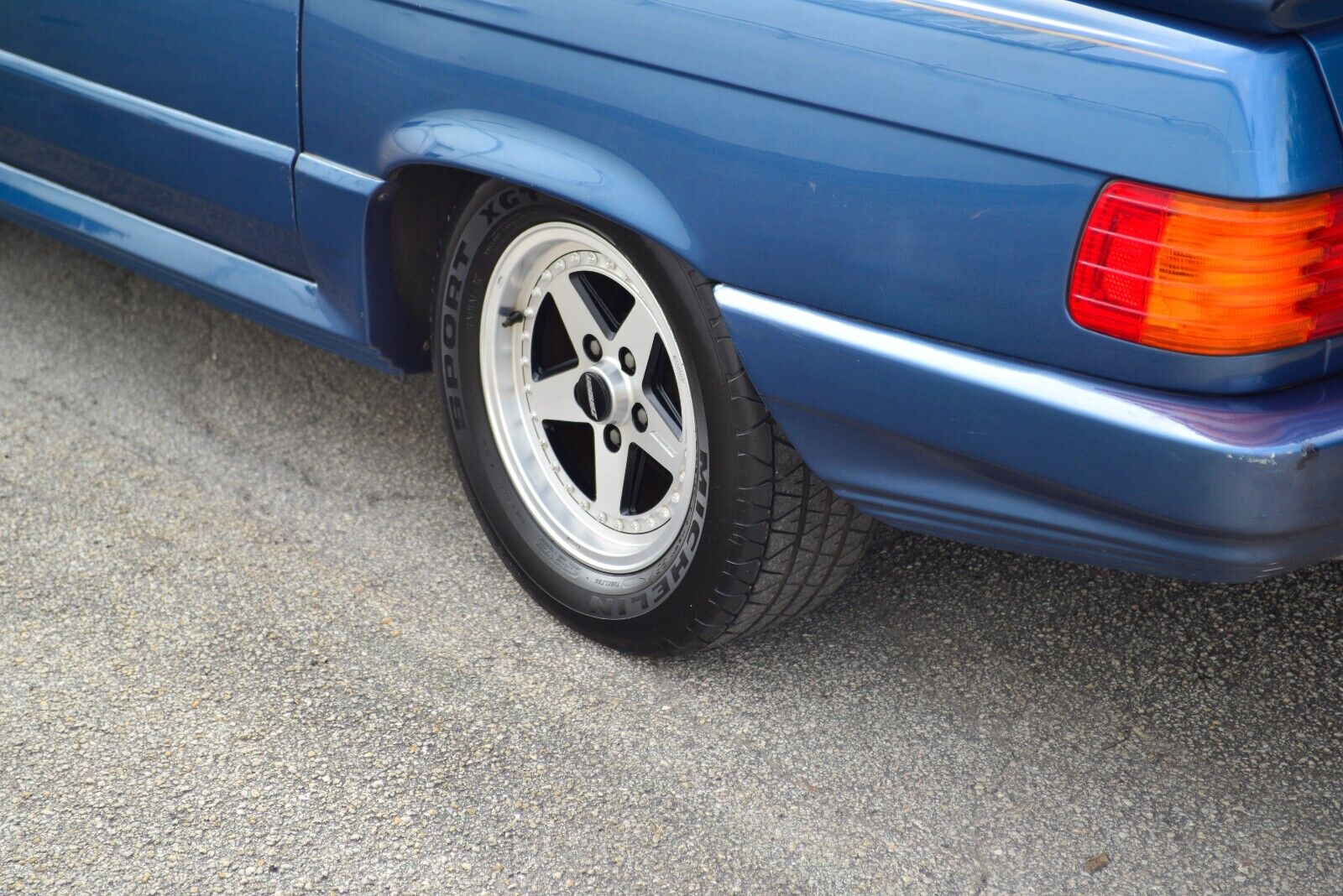 Mercedes-Benz-SL-Class-1984-Convertible-26