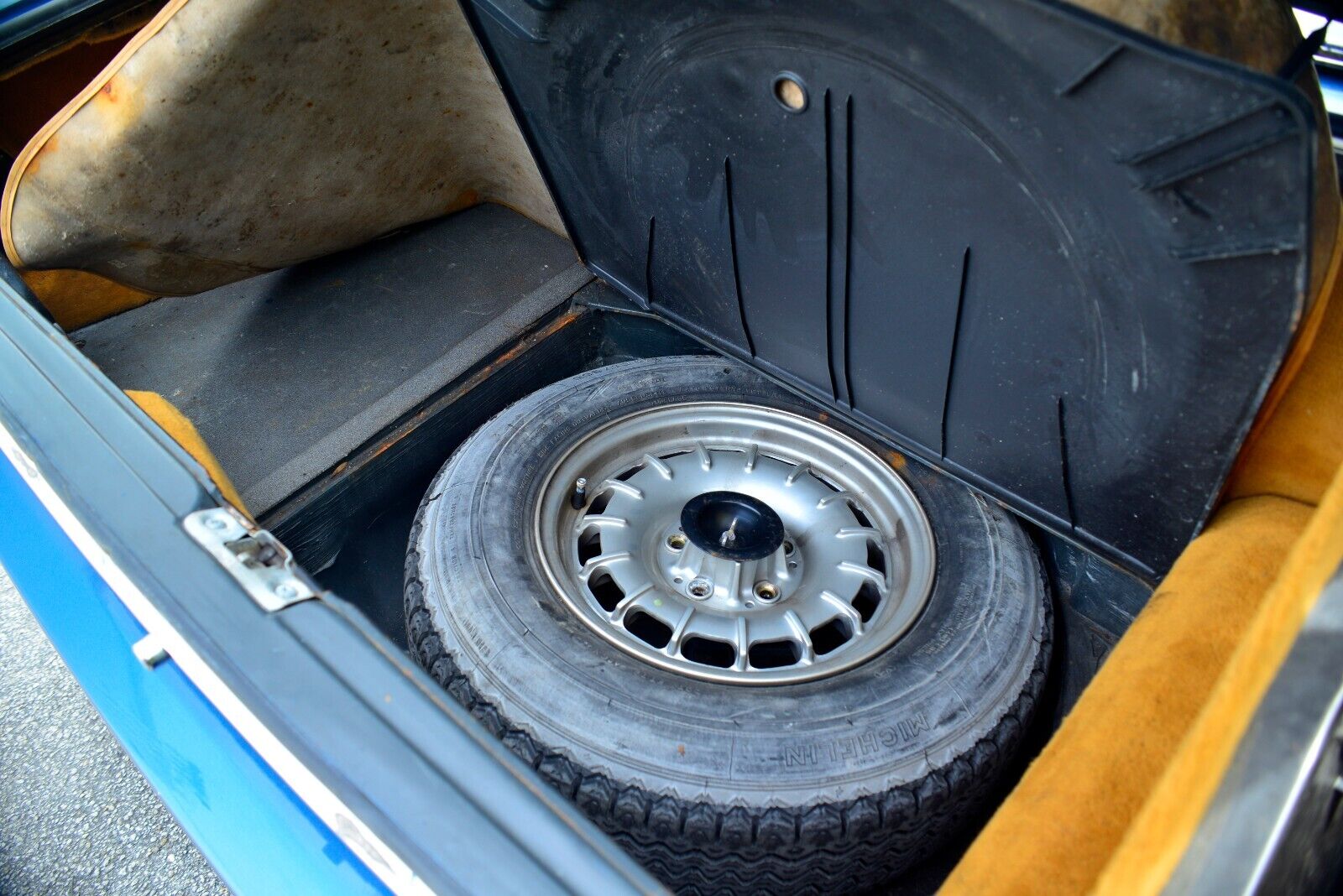 Mercedes-Benz-SL-Class-1984-Convertible-30