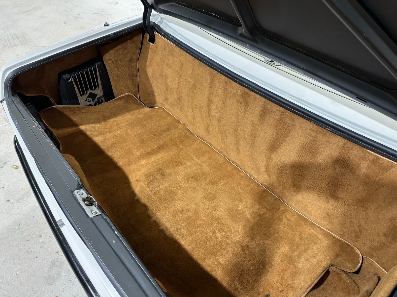 Mercedes-Benz-SL-Class-1985-Convertible-30