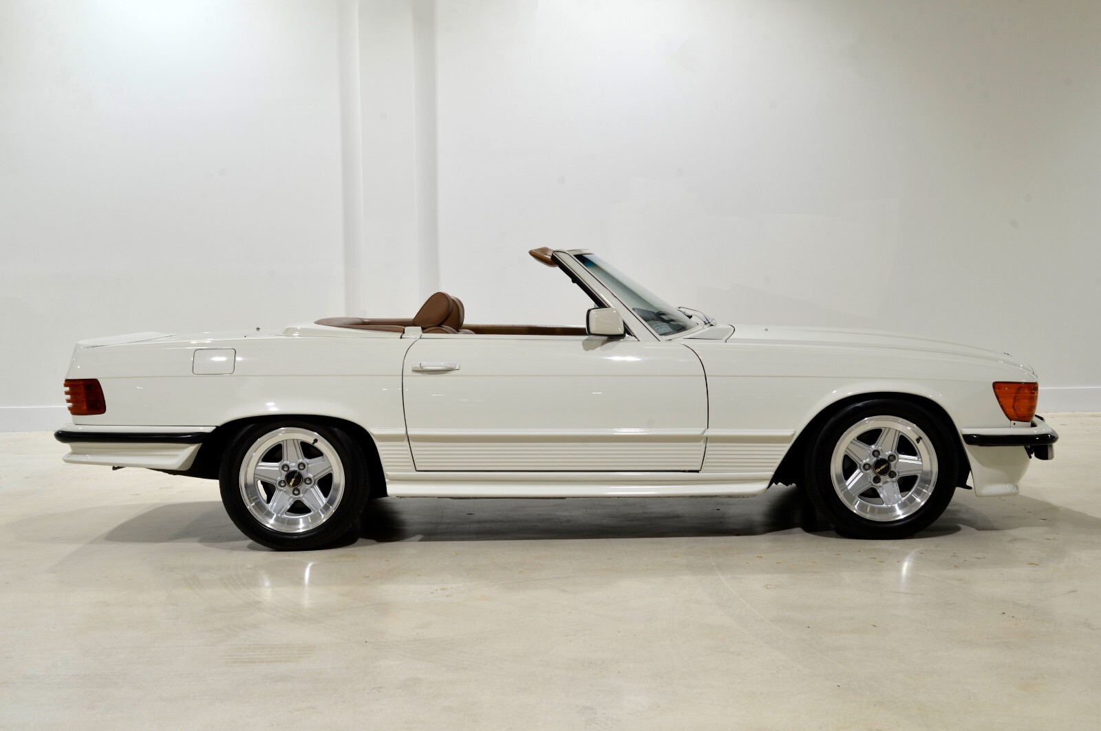 Mercedes-Benz-SL-Class-1985-Convertible-4