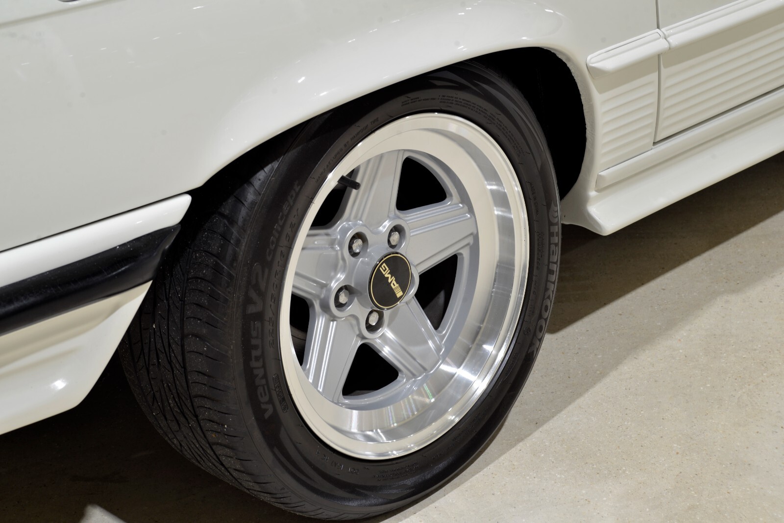 Mercedes-Benz-SL-Class-1985-Convertible-7
