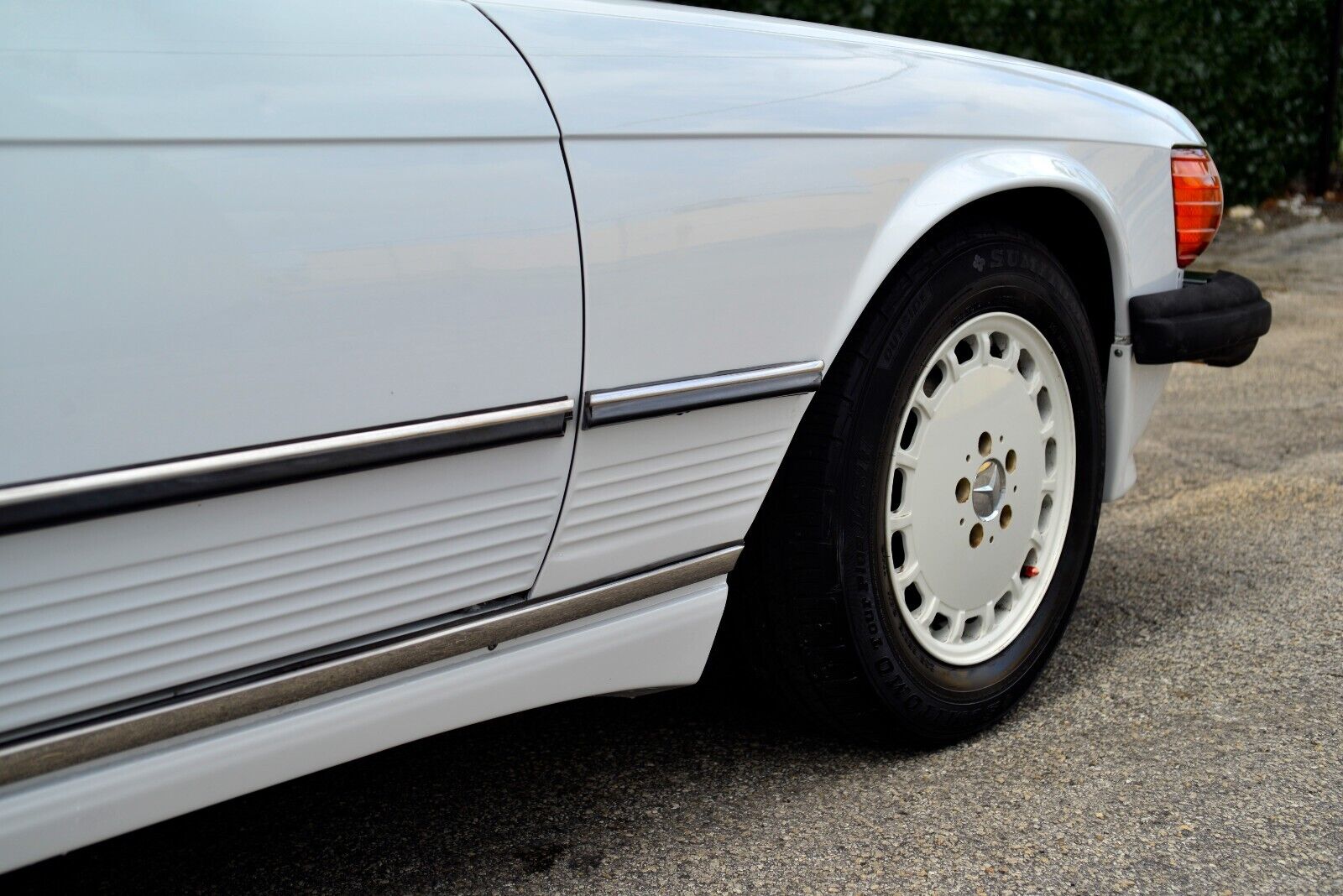 Mercedes-Benz-SL-Class-1986-Convertible-28