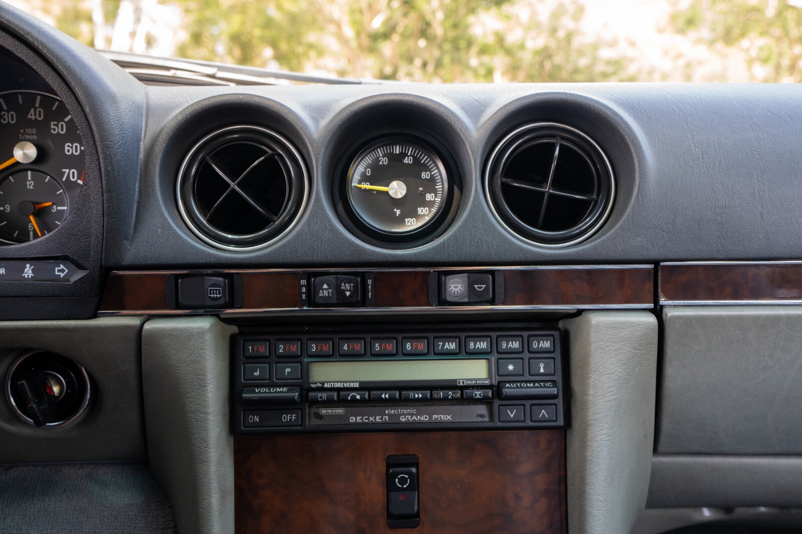 Mercedes-Benz-SL-Class-1987-Convertible-21