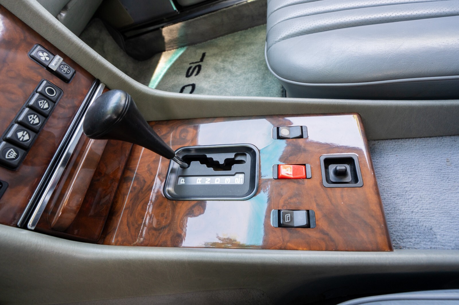 Mercedes-Benz-SL-Class-1987-Convertible-27