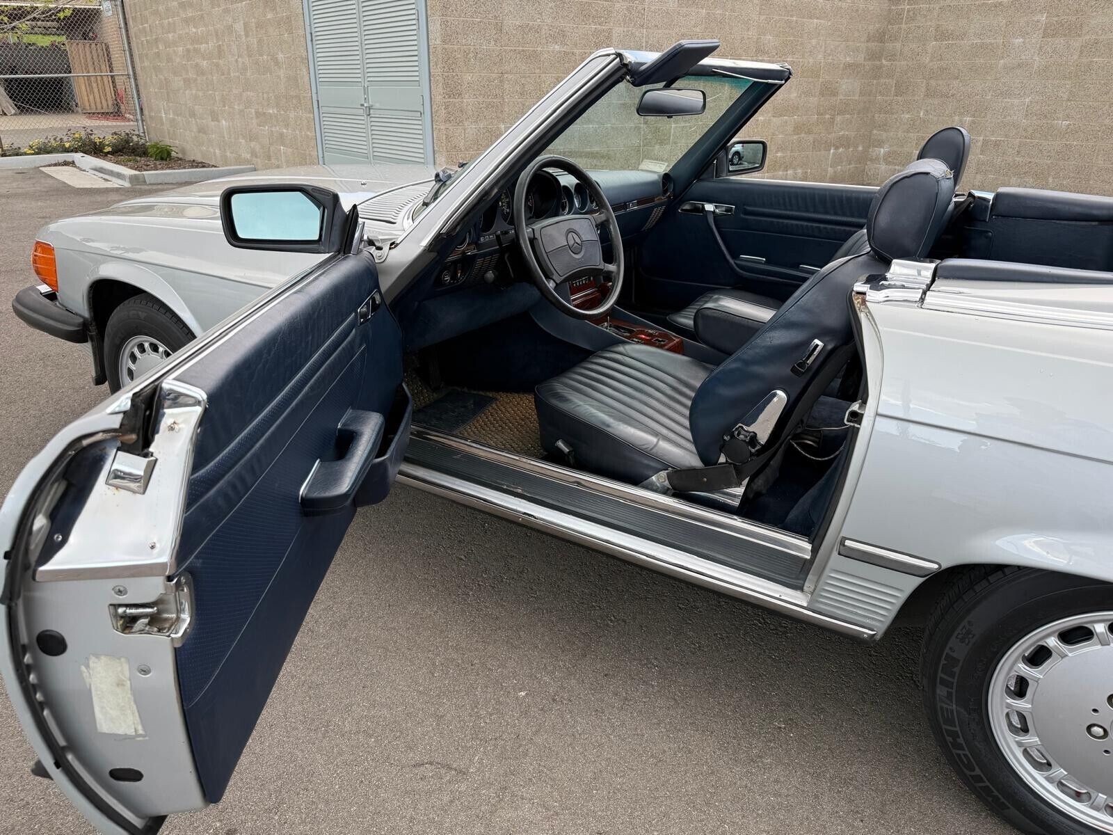Mercedes-Benz-SL-Class-1988-Convertible-13