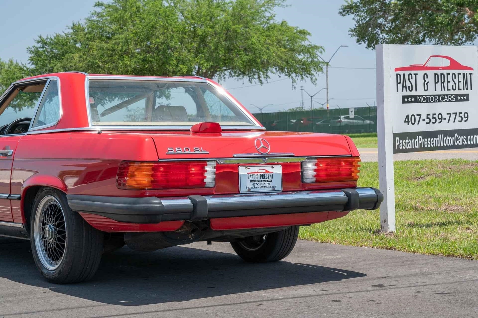 Mercedes-Benz-SL560-1987-2-Door-17