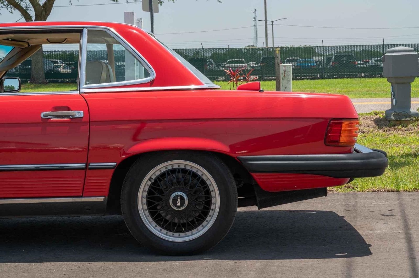 Mercedes-Benz-SL560-1987-2-Door-18