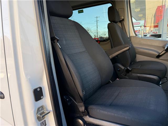 Mercedes-Benz-Sprinter-1916-Standard-Passenger-Van-34
