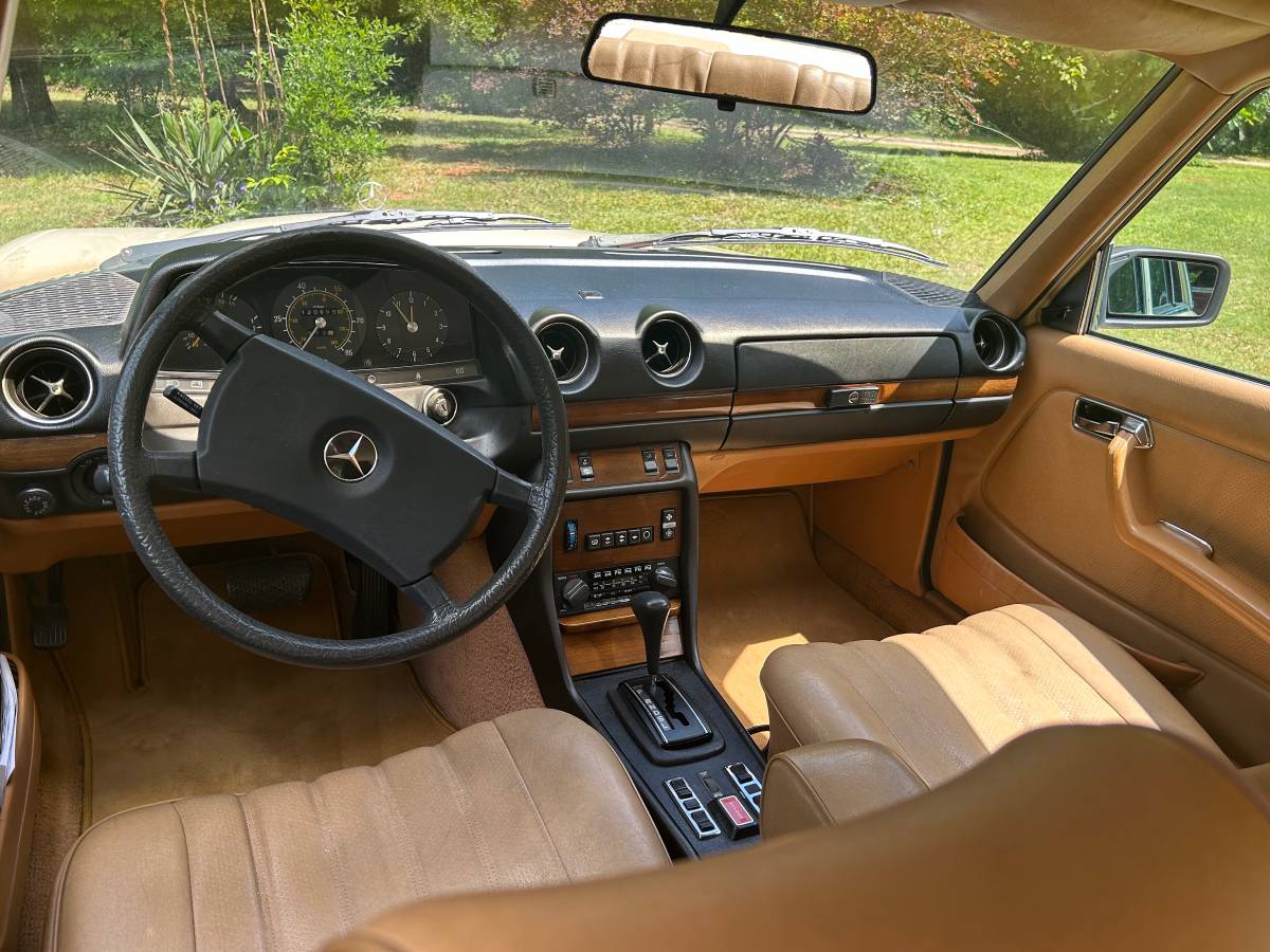 Mercedes-benz-300d-diesel-1981-white-10