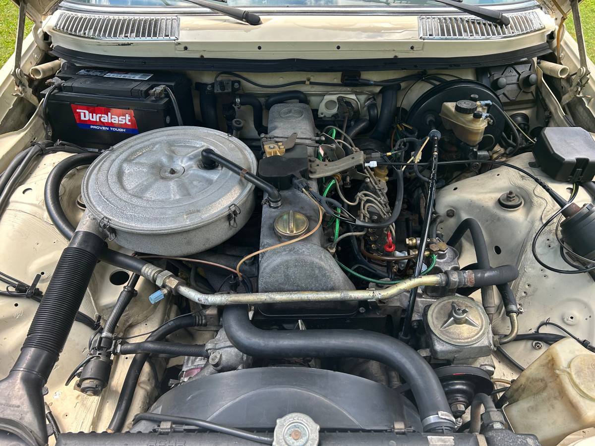 Mercedes-benz-300d-diesel-1981-white-13