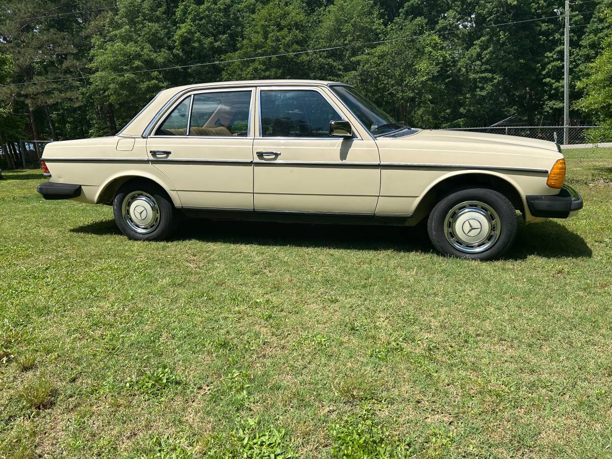 Mercedes-benz-300d-diesel-1981-white-2
